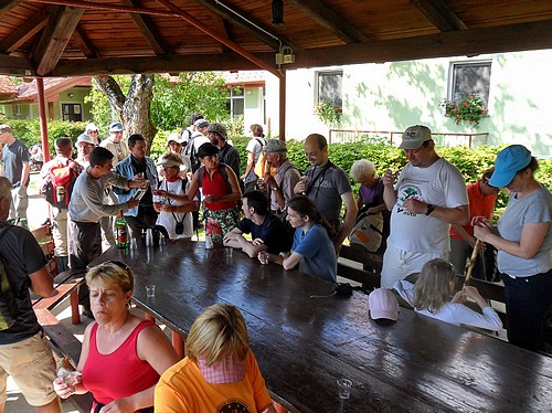 Őrség-Goričko túra - Jól esik a helyi pálinka