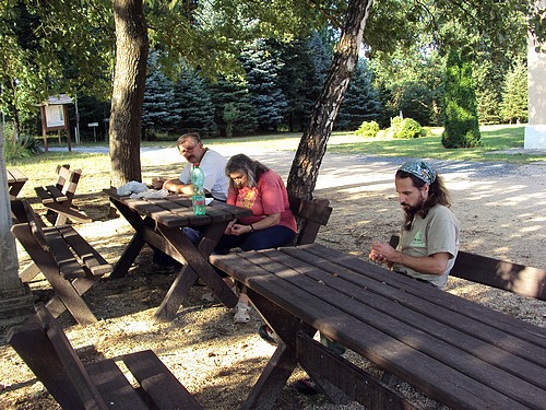 Örségi festés - Pihenő a Szent Imre templomnál