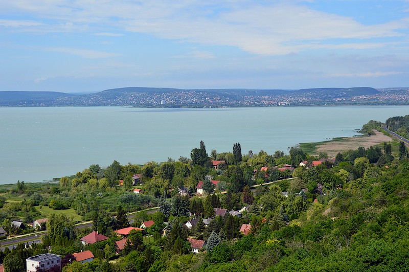 A távolban Balatonalmádi