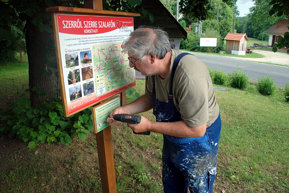 Gyuri táblát szerel