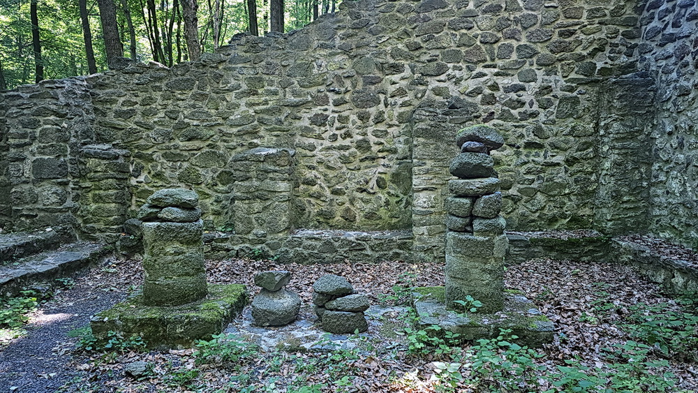 Bakonyi barangolások romokkal