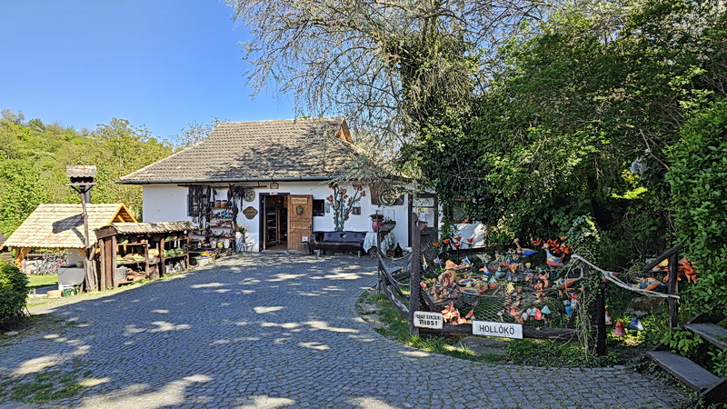 Április végi séta Hollókőn